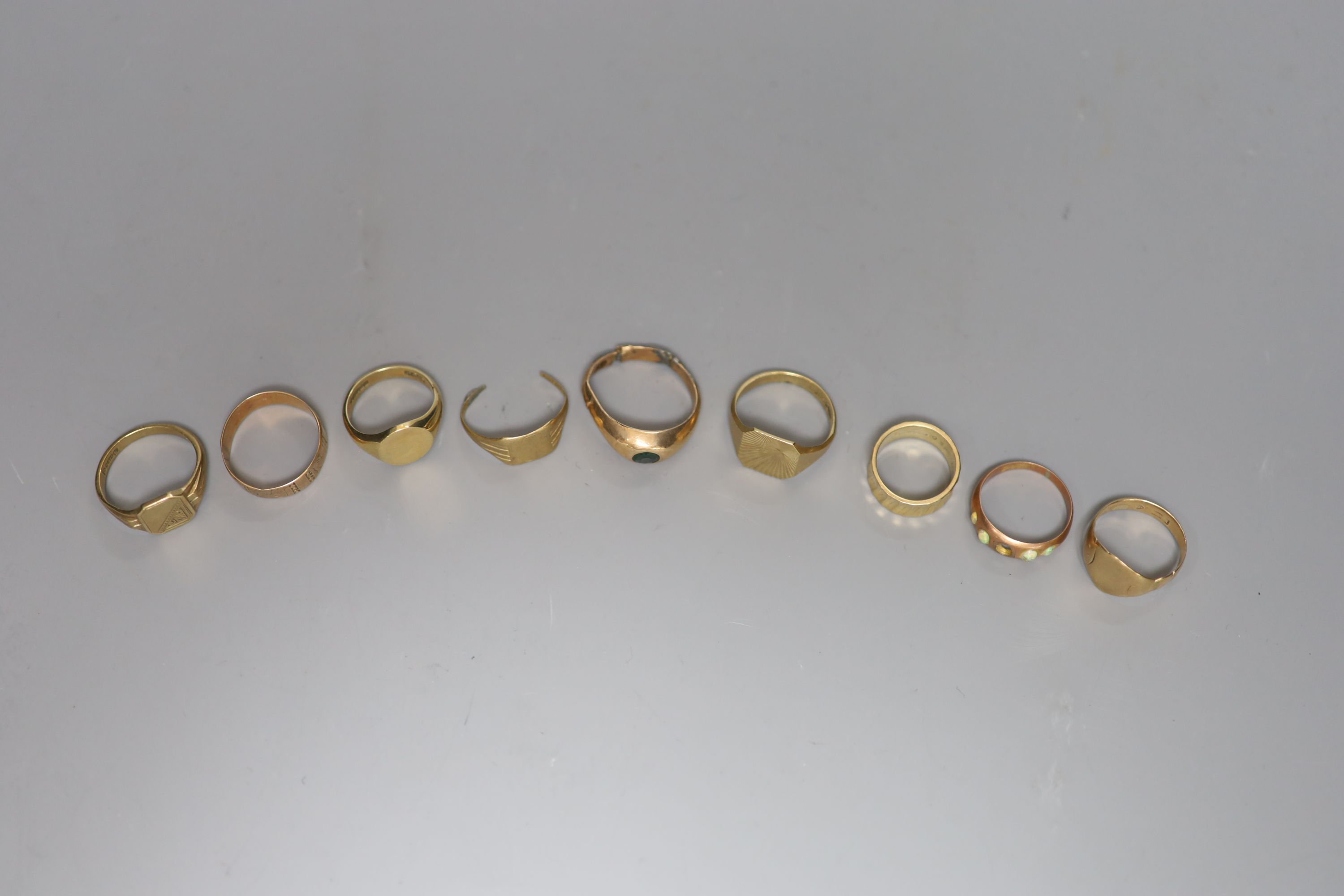 Nine assorted 9ct gold rings including three a.f.,